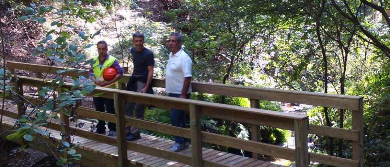 Santos (primero dcha.),Fernández (centro) e Iglesias, en un puente del río Freixa. // G.N.