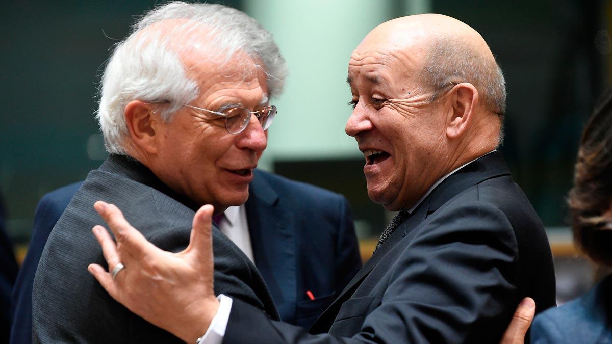 Josep Borrell ve razonable el veto de Tajani a la conferencia de Puigdemont. En la foto, Borrell junto a su homólogo francés  Jean-Yves Le Drian.