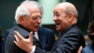 Josep Borrell ve razonable el veto de Tajani a la conferencia de Puigdemont. En la foto, Borrell junto a su homólogo francés  Jean-Yves Le Drian.