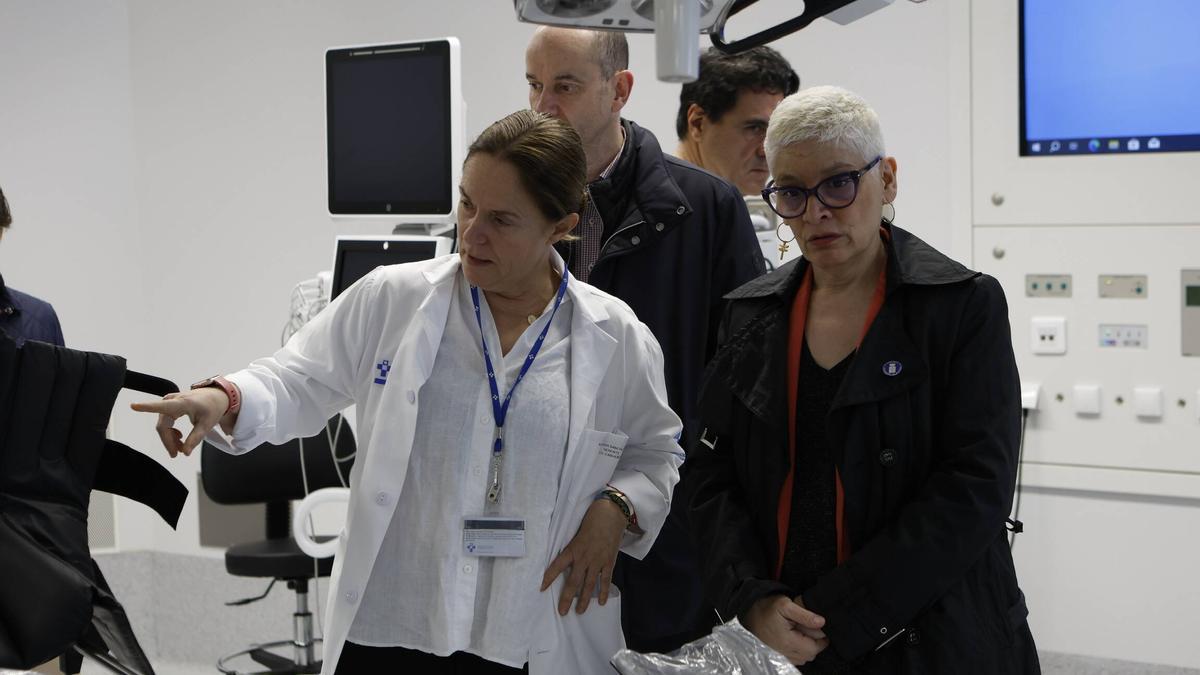 Concepción Saavedra, a la derecha, en una de sus visitas al Hospital de Cabueñes, junto a la gerente del área sanitaria V, María Luisa Sánchez. | ÁNGEL GONZÁLEZ