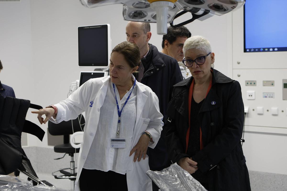Concepción Saavedra, a la derecha, en una visita al Hospital de Cabueñes, junto a la gerente del área sanitaria V, María Luisa Sánchez. | ÁNGEL GONZÁLEZ
