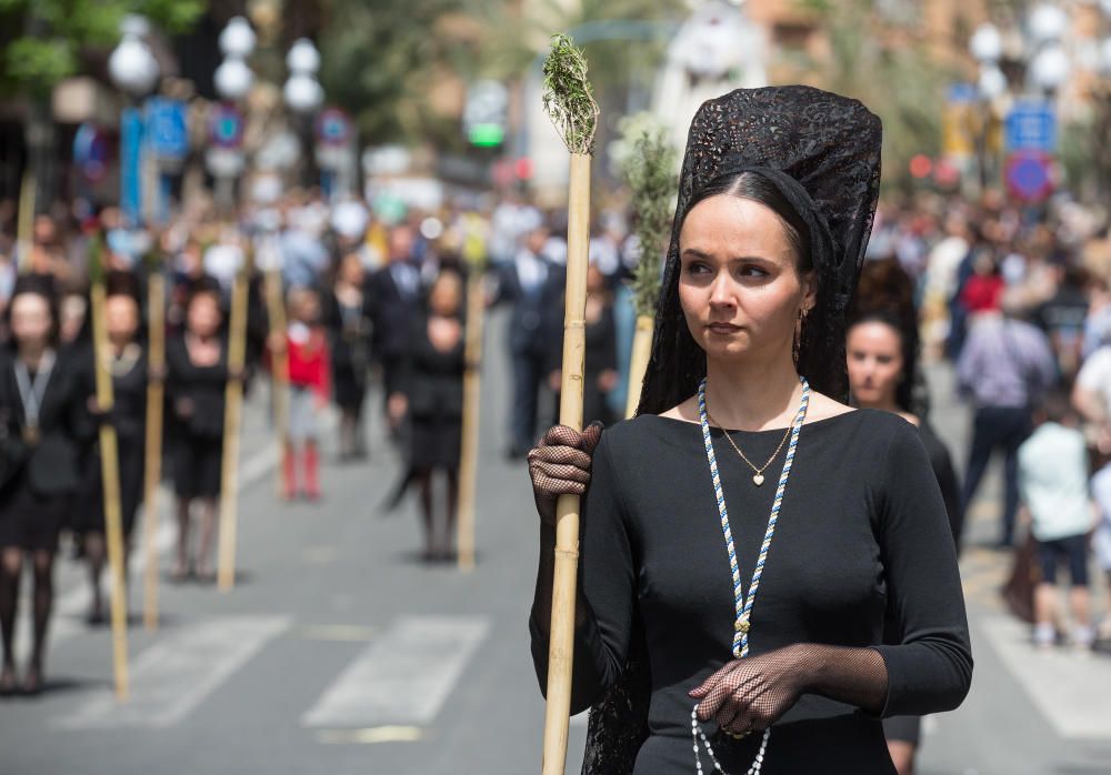 Las calles de Alicante se llenan de fieles en las procesiones del Domingo de Ramos