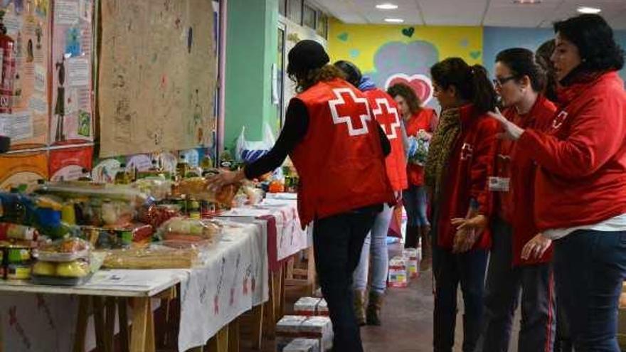 Voluntarias de Cruz Roja Elda seleccionan los alimentos que se entregan a los pobres.