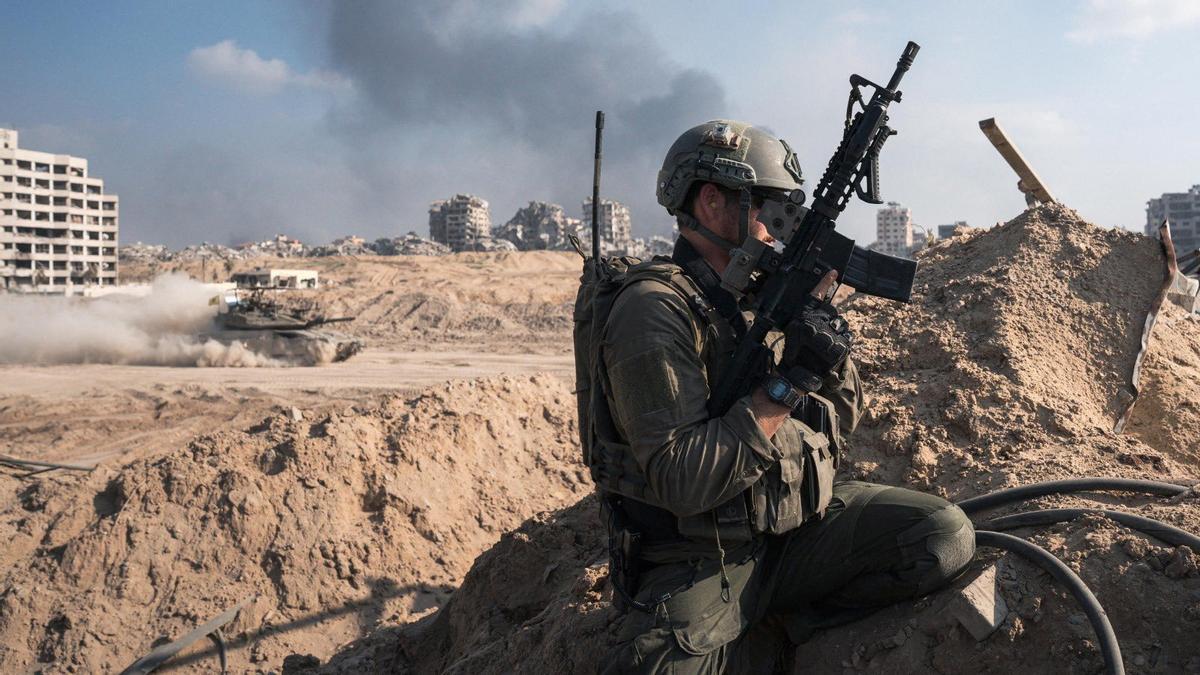 Soldados israelís operan en la Franja de Gaza