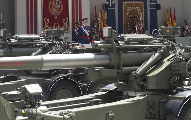 Los Reyes Felipe y Lezia presiden el desfile del Día de las Fuerzas Armadas ante miles de ovetenses