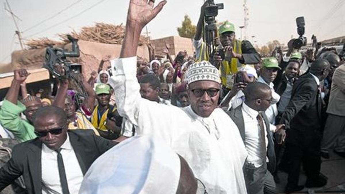 Muhammadu Buhari saluda a sus seguidores tras votar el sábado en la localidad de Daura.