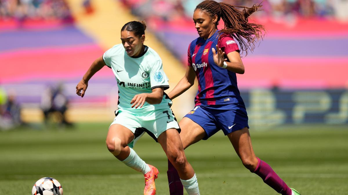 La delantera del FC Barcelona Salma Paralluelo disputa el balón con la defensa del Chelsea Jess Carter durante el partido de Ida de semifinales de la Liga de Campeones femenina