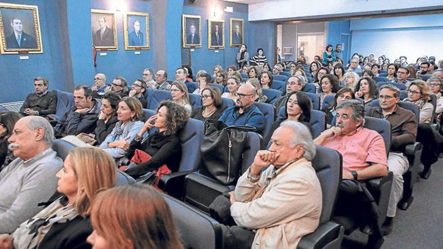 El Colegio de Médicos acogió una multitudinaria asamblea.