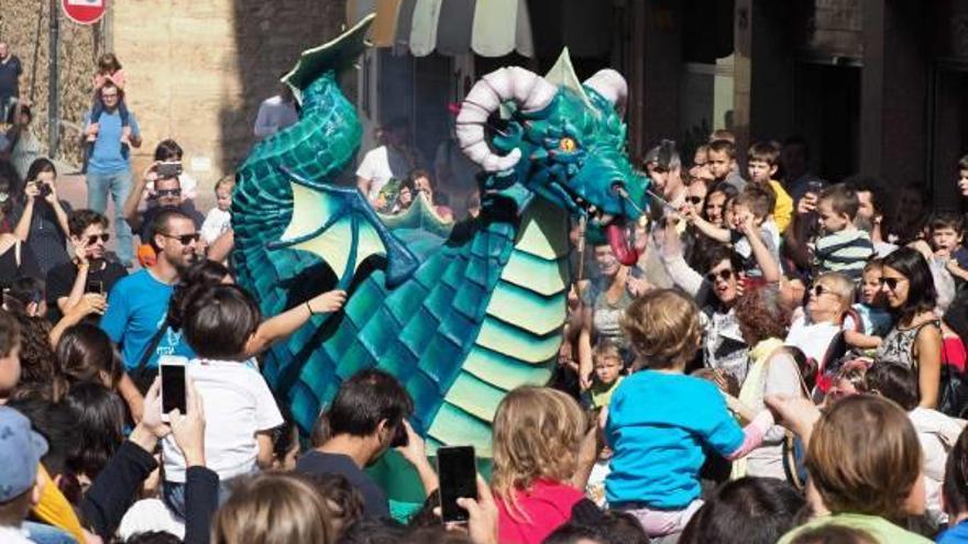 Festa de benvinguda del Drac del bestiari de Banyoles