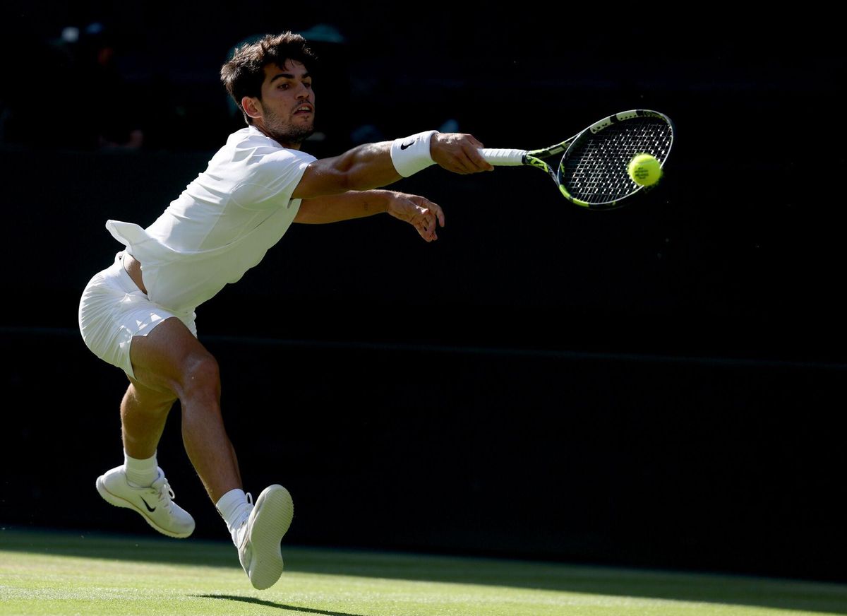Wimbledon (United Kingdom), 08/07/2025.- Carlos Alcaraz of Spain in action during the Mens quarterfinal match against Cameron Norrie of Britain at the Wimbledon Championships, Wimbledon, Britain, 08 July 2025. (Tenis, España, Reino Unido) EFE/EPA/NEIL HALL EDITORIAL USE ONLY. EDITORIAL USE ONLY