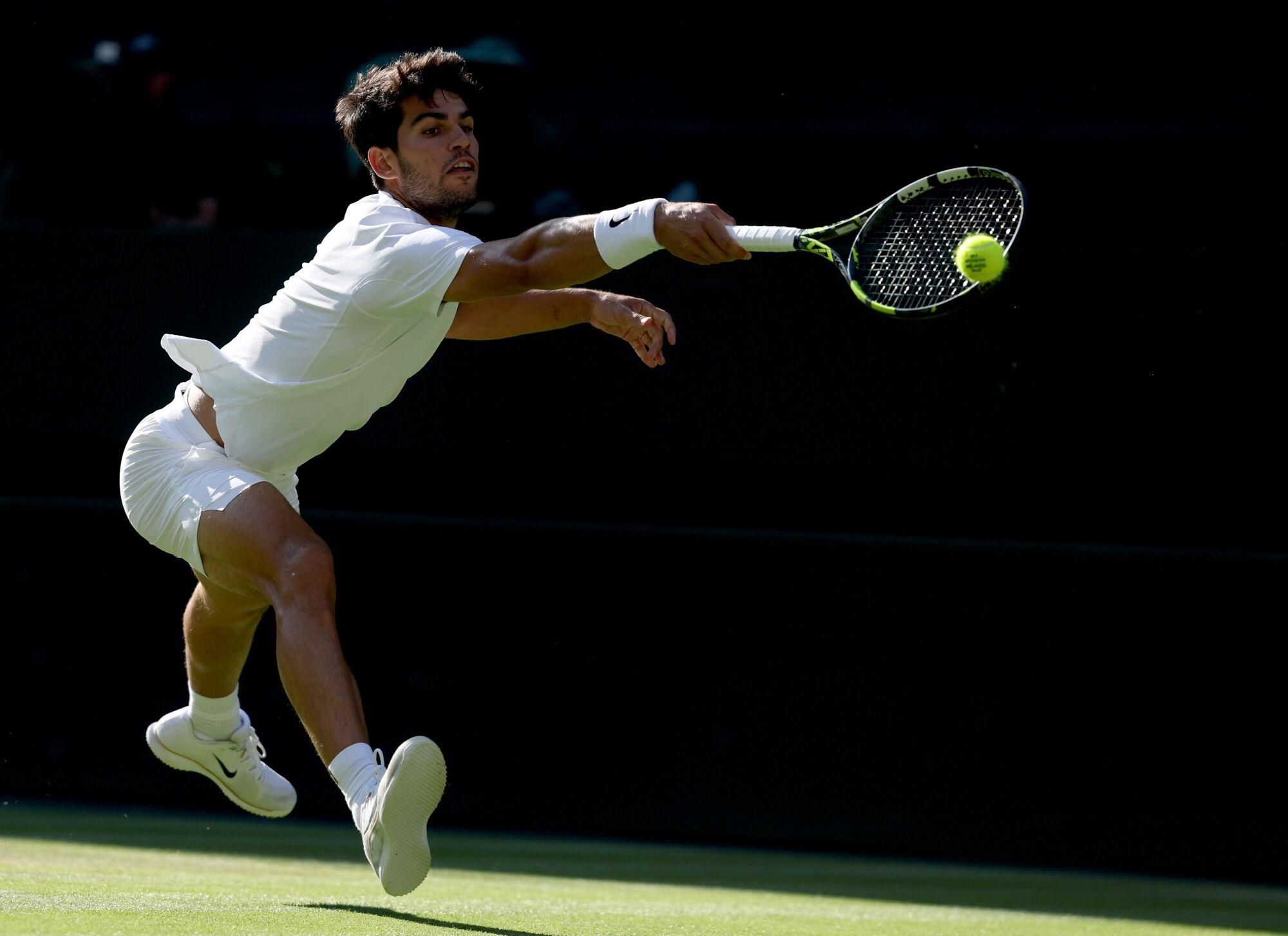 Wimbledon (United Kingdom), 08/07/2025.- Carlos Alcaraz of Spain in action during the Men's quarterfinal match against Cameron Norrie of Britain at the Wimbledon Championships, Wimbledon, Britain, 08 July 2025. (Tenis, España, Reino Unido) EFE/EPA/NEIL HALL EDITORIAL USE ONLY. EDITORIAL USE ONLY