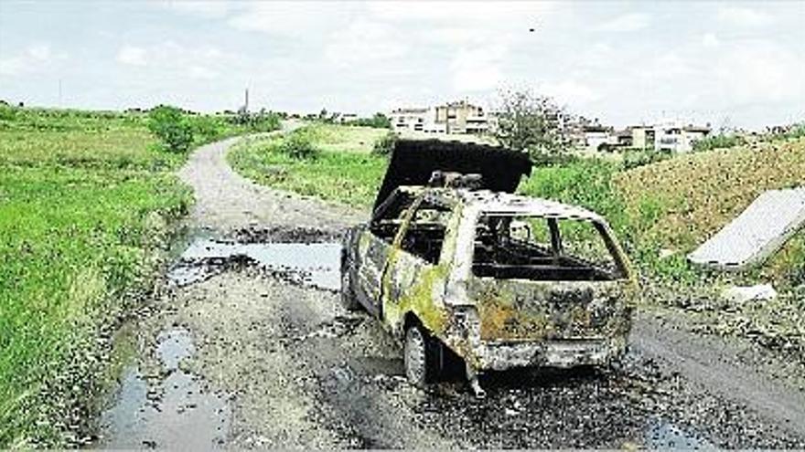 El vehicle incendiat es trobava en un camí proper al col·legi del barri.