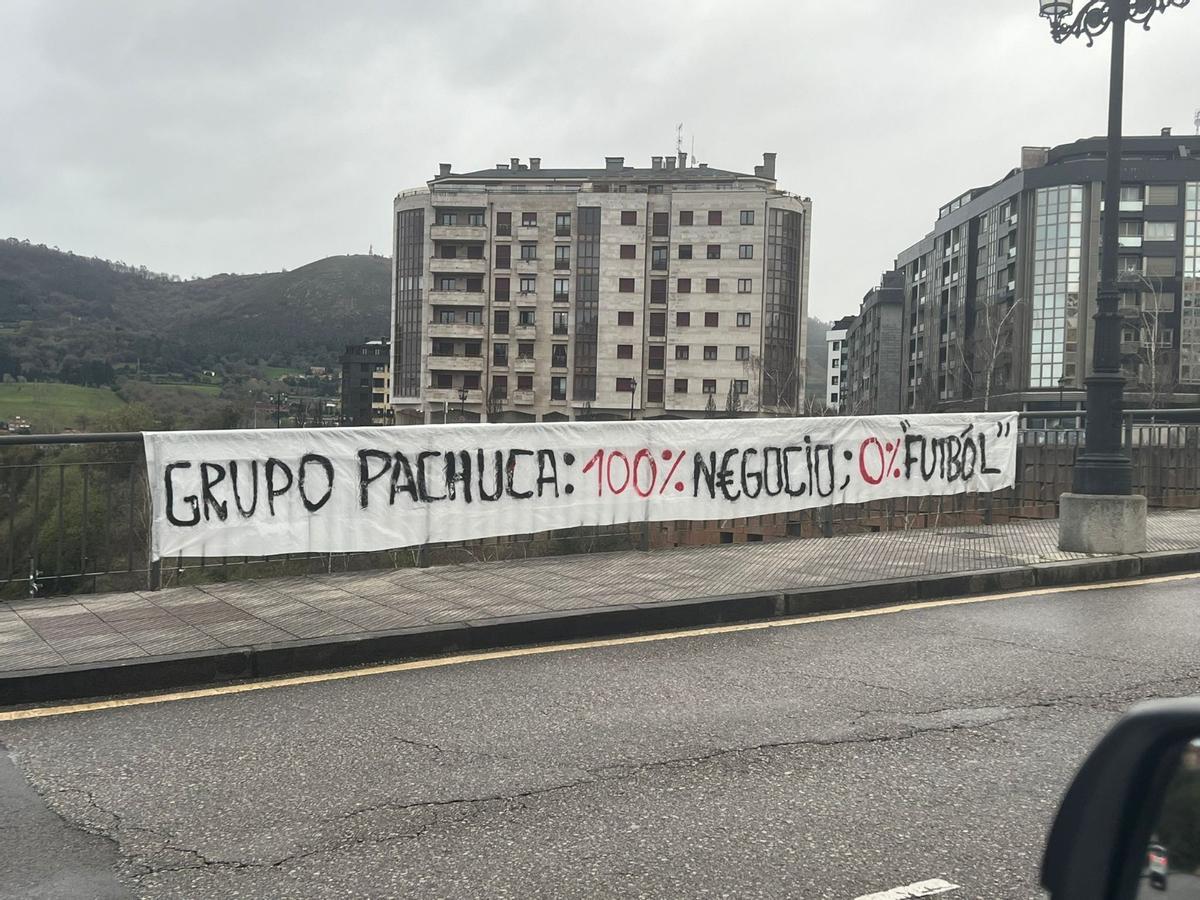 Una de las pancartas
