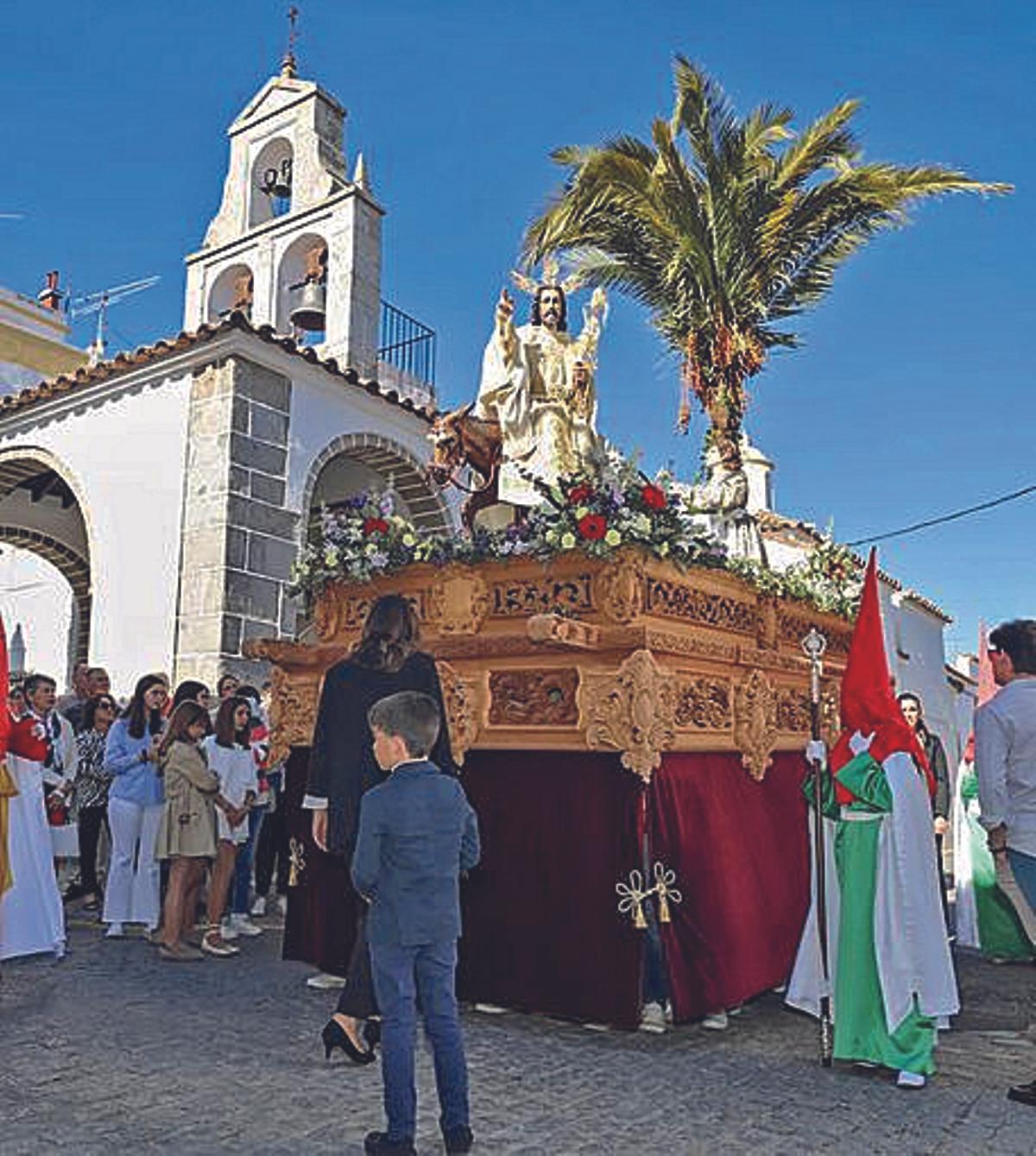 Jesús sobre la Borriquita sale de San Sebastián.