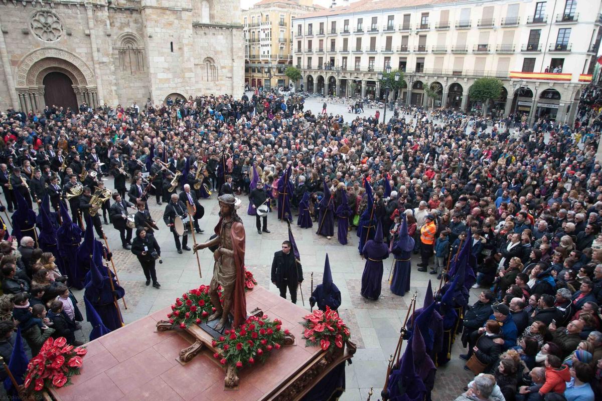 EL ECCE HOMO SALIENTO DE LA PLAZA MAYOR. SEMANA SANTA. COFRADIA DE LA SANTA VERA CRUZ, DISCIPLINA Y PENITENCIA. LA VERA CRUZ. PROCESION