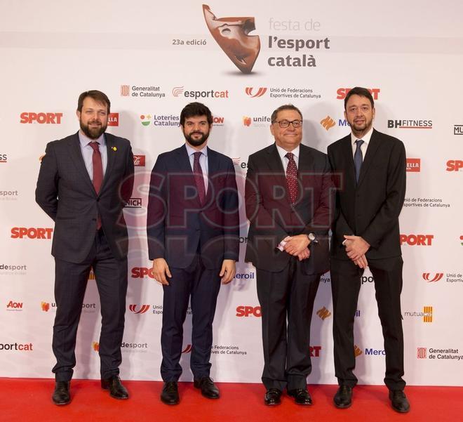 Ramon Agenjo, patrono y director del la Fundació Damm, acompañado de Gerard Figueras, Secretari General de l¿Esport, Gerard Esteva, presidente de la UFEC y Ernest Folch, director de Sport.