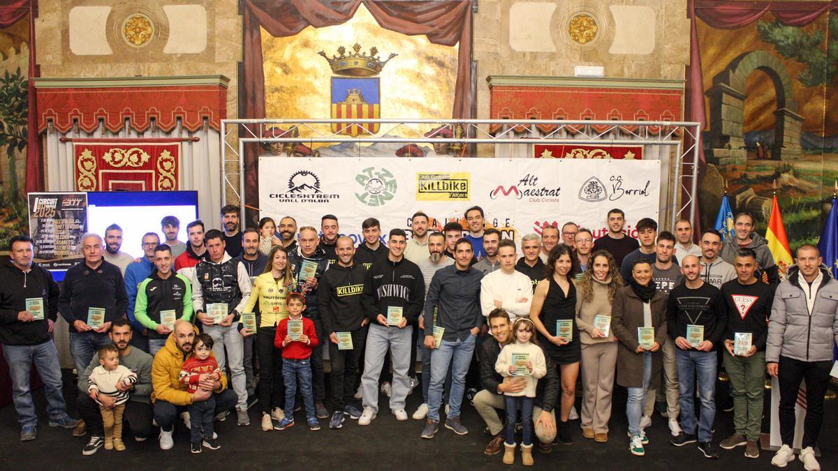 Foto de familia con los premiados en la gala de clausura y los organizadores del multitudinario evento que pone fin a la temporada. =