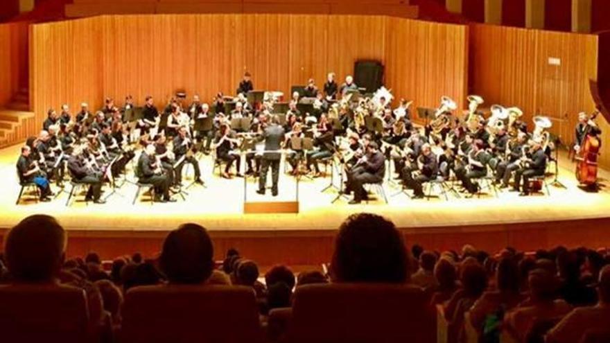 Las dos bandas de Sueca llenan el Palau de les Arts para homenajear a Serrano