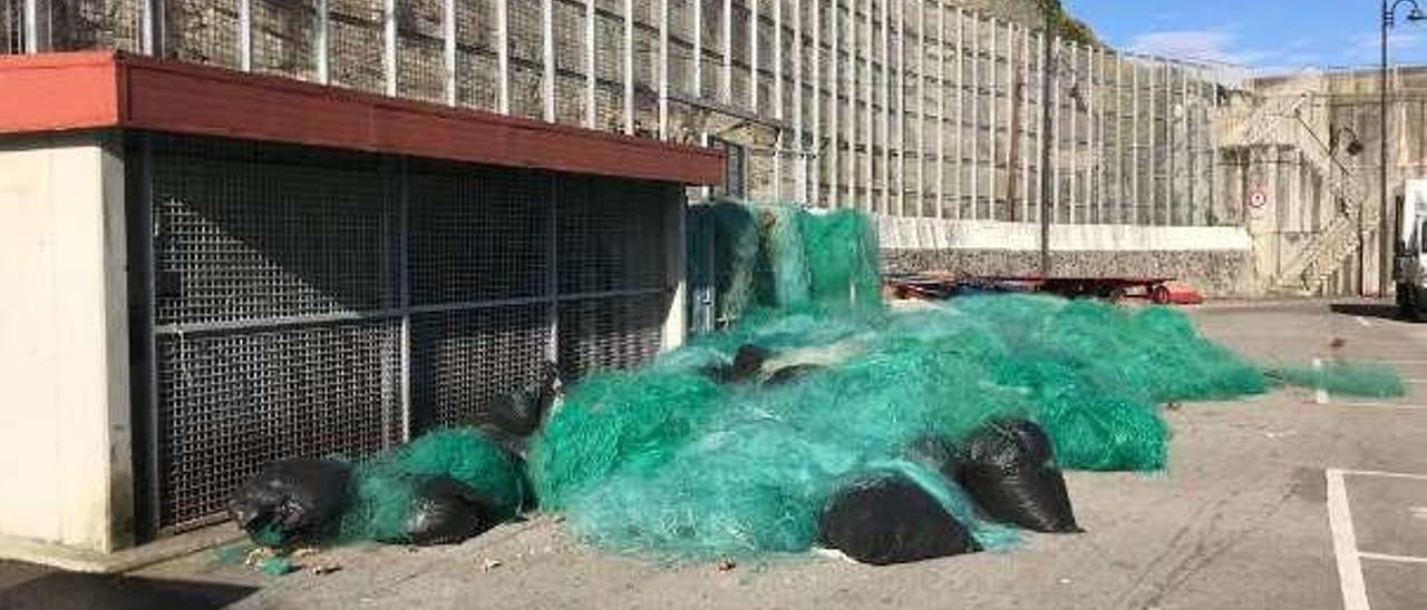 Quejas por la falta de limpieza de los contenedores en el muelle pesquero