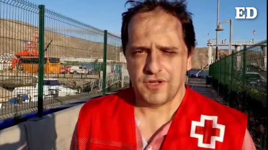 Operativo de Cruz Roja en el desembarco de 30 inmigrantes en el puerto de Los Cristianos