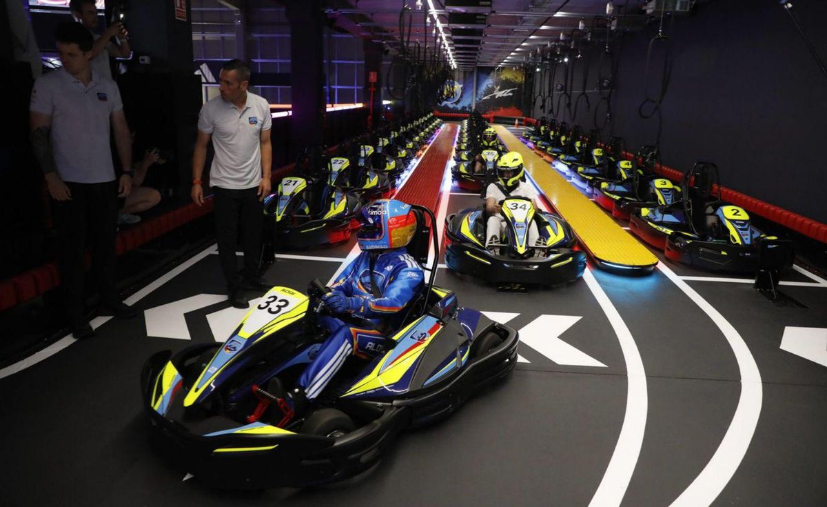 Fernando Alonso, en su kart, con Pedro de la Rosa y Diego Ruiloba detrás.  | FERNANDO RODRIGUEZ