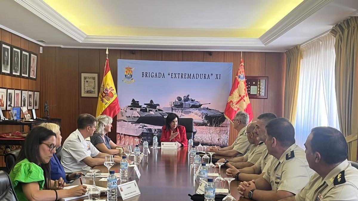 Margarita Robles con la Brigada Extremadura XI en Badajoz.