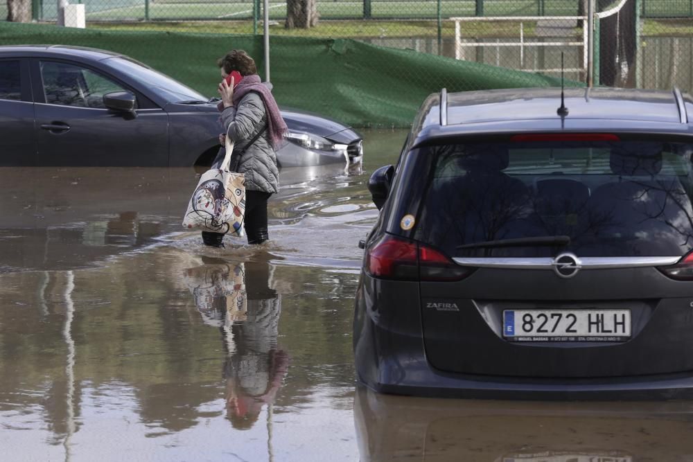 Retiren contenidors i cotxes de la zona inundada