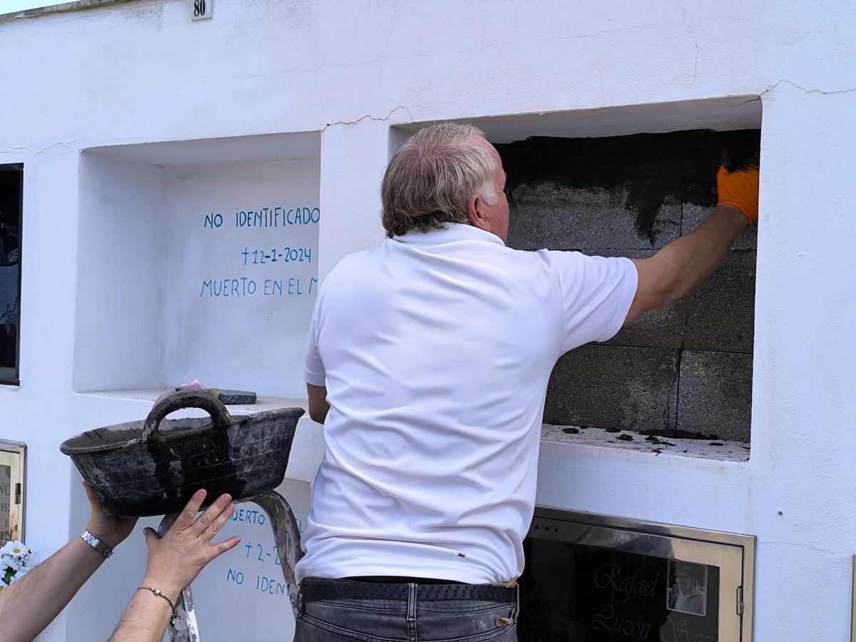 Pepín Escandell cierra el nicho tras introducir el ataúd