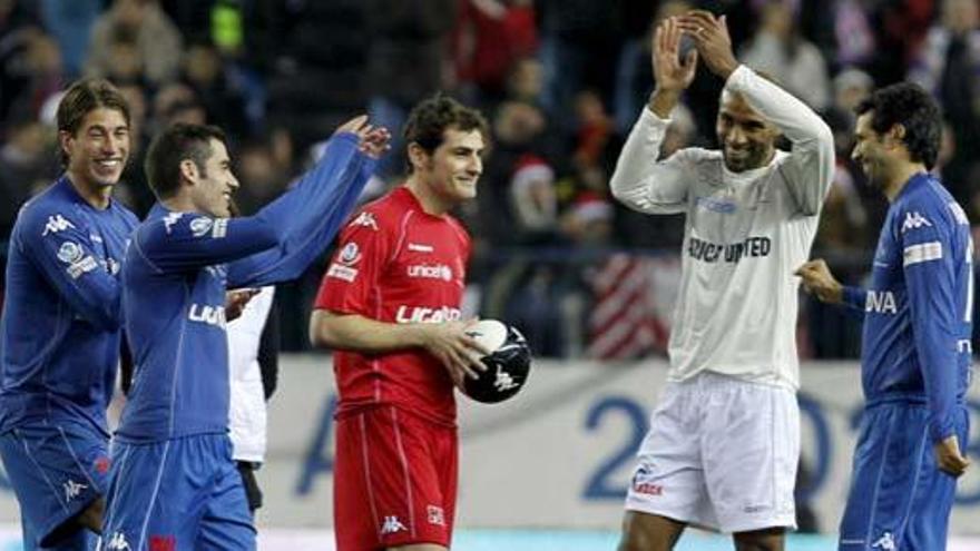 Iker Casillas, Frederic Kanouté y sus compañeros durante el partido &#039;Champions for Africa&#039;.