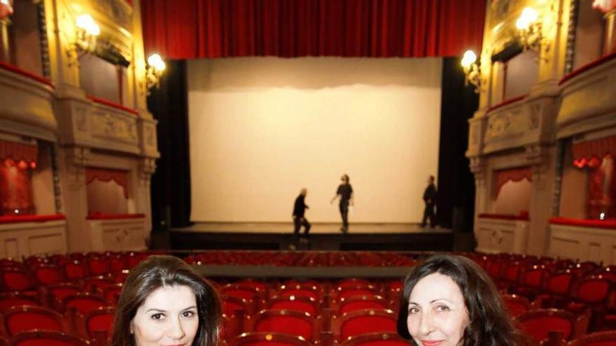 Por la izquierda, Marta Solaz y Áurea Martínez Fresno, ayer, en el teatro Palacio Valdés.