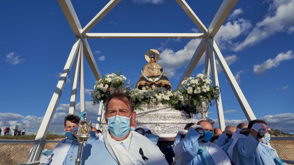 Procesión de Bajada del año pasado, por primera vez atravesando el puente de la ronda Este.