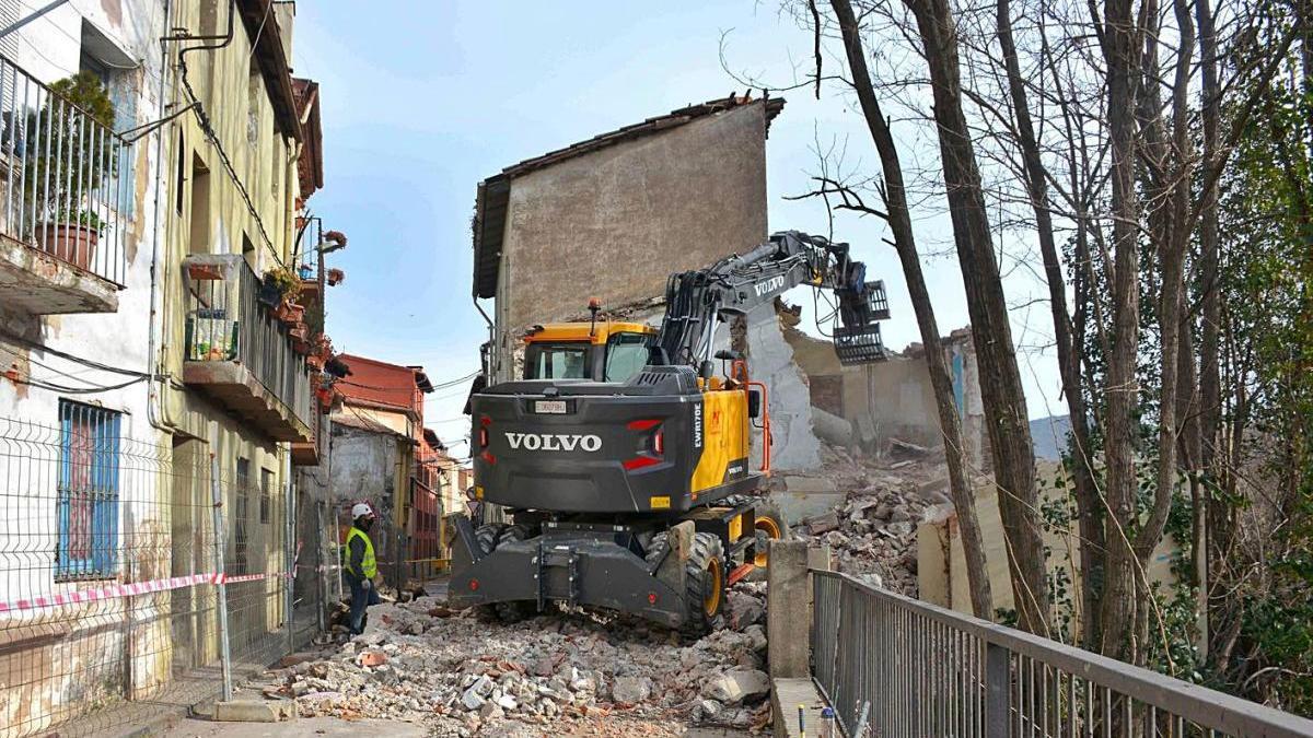 Enderroc dels habitatges número 8, 10 i 12 del carrer de Sant Miquel.