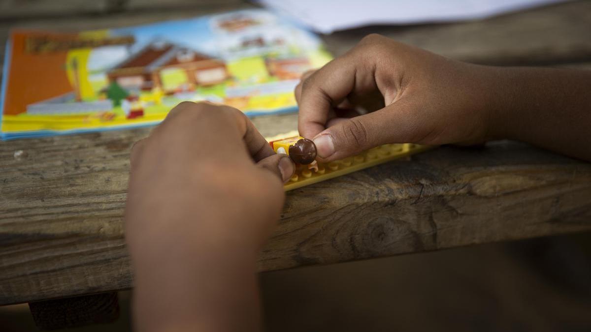 Un niño juega en un casal de verano organizado por Save The Children para chicos y chicas de familias desfavorecidas en el barrio de la Trinitat.