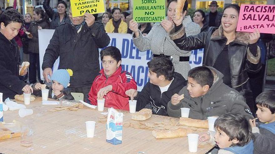 Los ambulantes gitanos cortan el tráfico en contra del reglamento del mercadillo