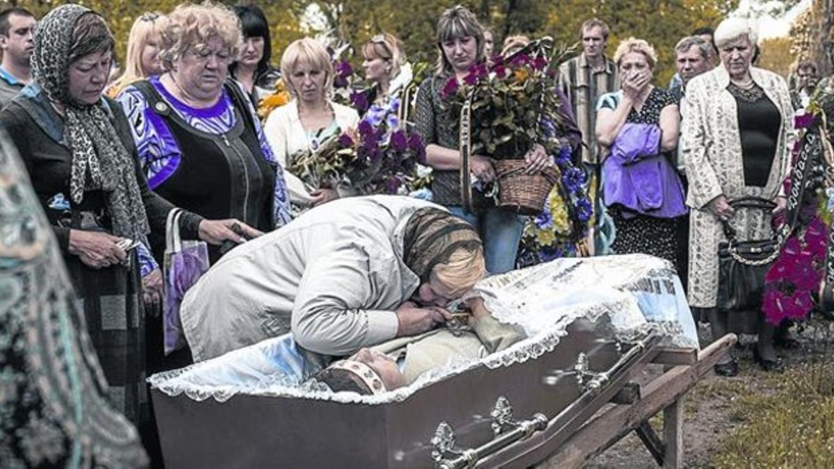 Rabia en Krasnoarmiisk 8 Funeral por uno de los prorrusos fallecidos el día del referendo de secesión.