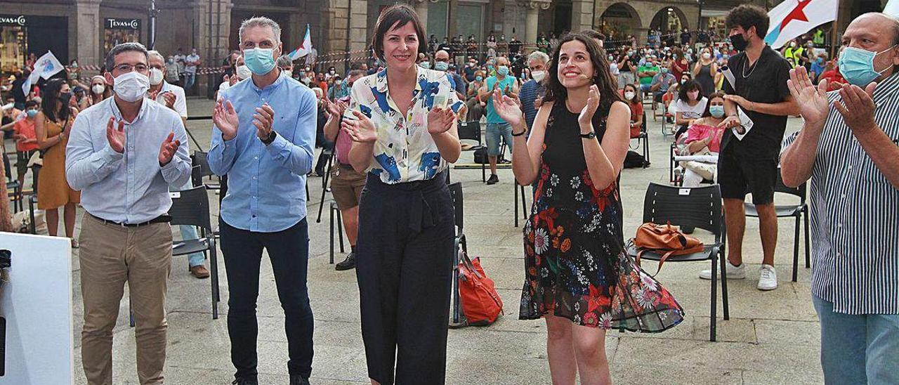 Ana Pontón y Noa Presas, ayer, en la Plaza Mayor de Ourense.