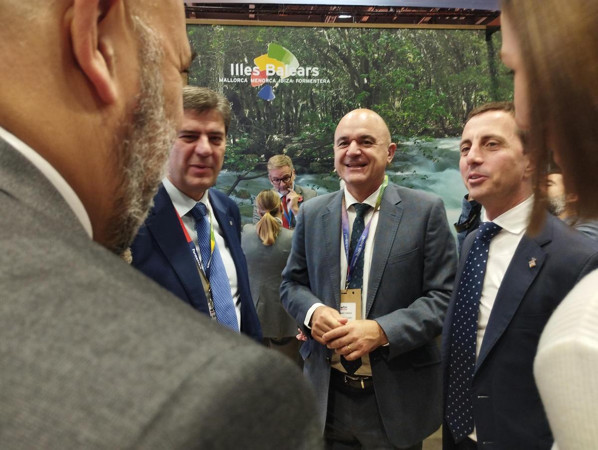 El conseller Bauzà, el president Vicent Marí y Galmés charlan con el alcalde Martínez y Roca.