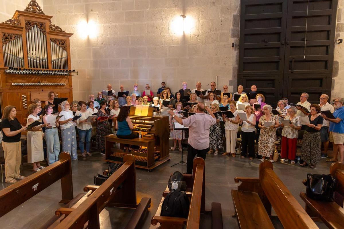 Ensayo general de la Coral Tabaquera Alicantina antes de su actuación en el Vaticano