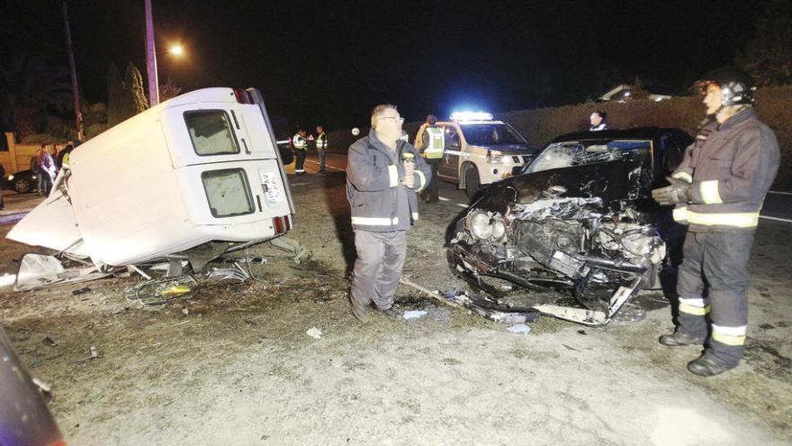 Estado en el que quedaron los dos vehículos tras el choque frontal, en octubre de 2012. // FdV