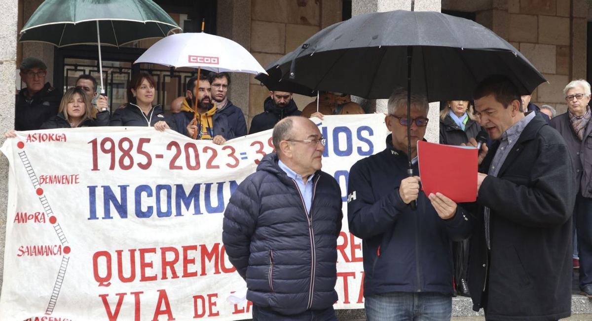 Lectura del manifiesto para la inclusión del tren del Oeste en los planes europeos. | Jose Luis Fernández (Archivo). 