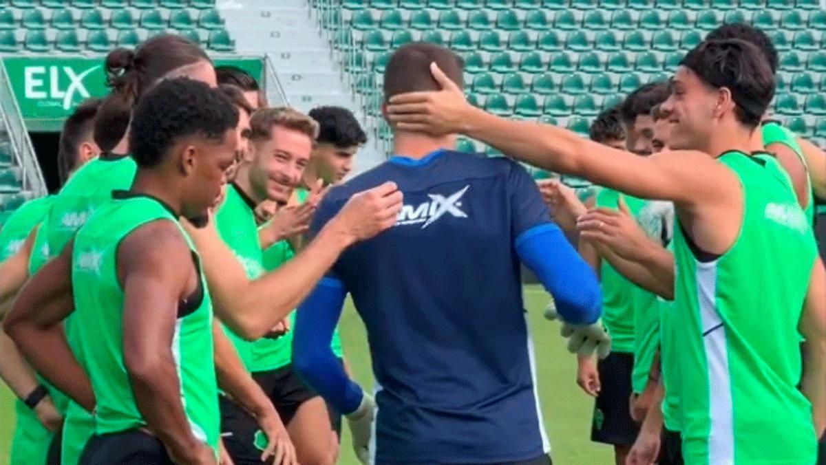 Iñaki Peña no se libró de las collejas tras su debut con el Elche