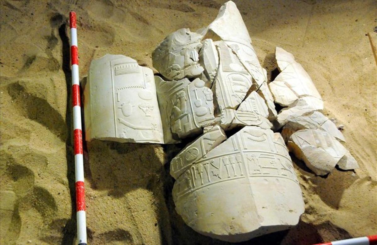 Restes de columnes d’un mausoleu amb inscripcions jeroglífiques, trobades a la zona d’Al-Asasif, a la província meridional de Luxor (Egipte).