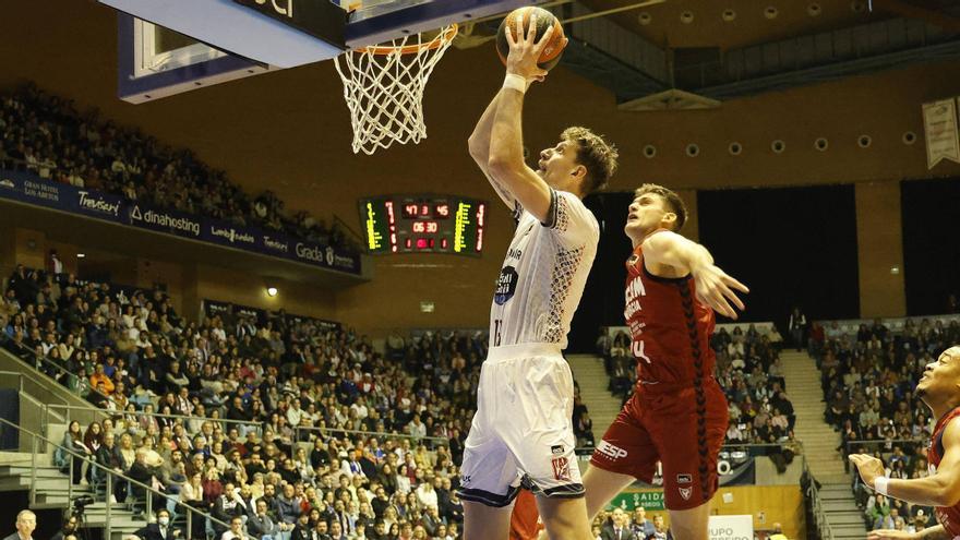 El Obradoiro acude a la ‘guerra del desgaste’ ante el Barcelona para asaltar el Palau