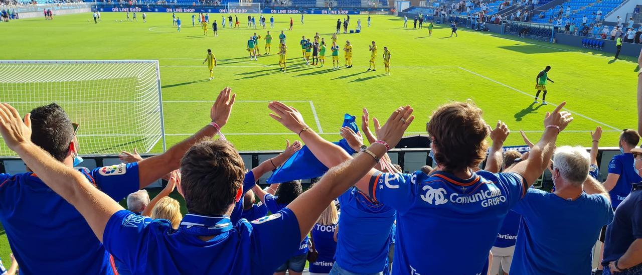 Oviedistas en Ibiza aplauden a los jugadores al final del partido