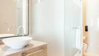 Limpia la mampara del baño en menos de un minuto y por menos de dos euros