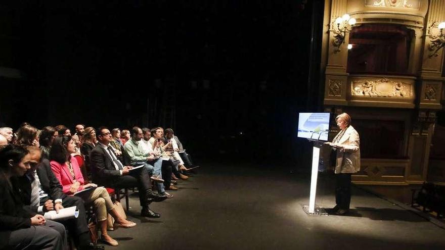 En el centro a la izquierda, Julio Zapico, y a la derecha Mariví Monteserín, durante la presentación de la estrategia de turismo en el Palacio Valdés..