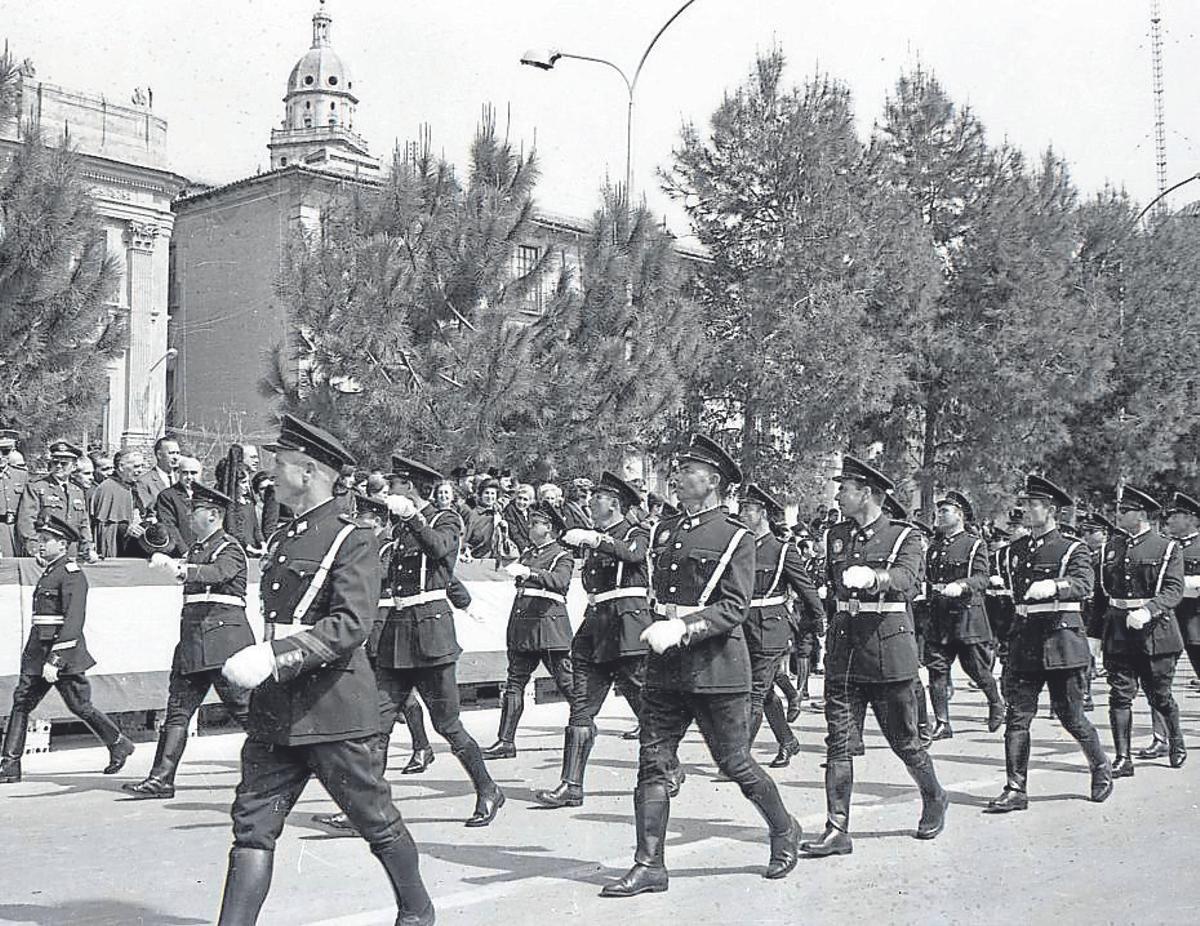 Marcha de los cuerpos de seguridad durante el Día de San Patricio en los años sesenta.