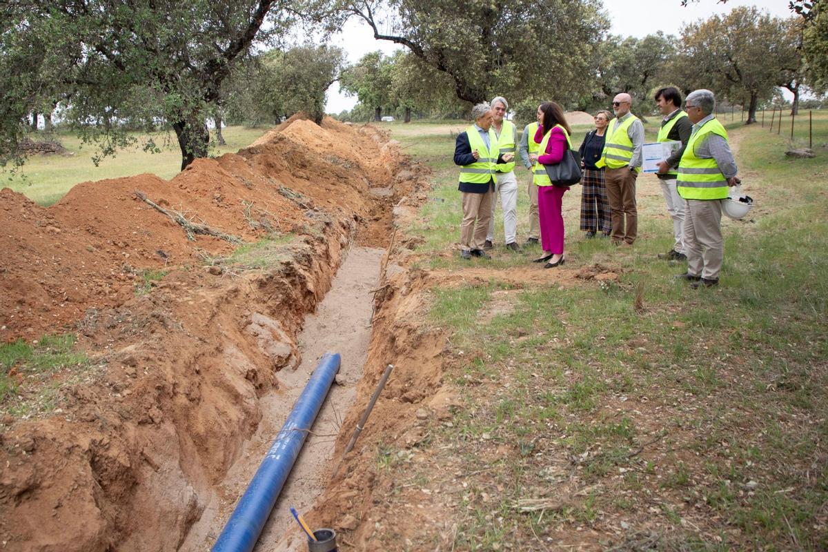 Salvador Fuentes y Silvia Mellado, con ediles y técnicos en las obras de la red de agua en Fuente Obejuna.