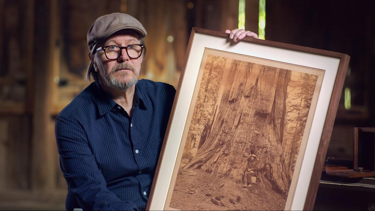 El actor Gary Oldman, coleccionista de la obra de Muybridge y obsesionado con su figura, muestra en el documental una imagen en la que sale el propio fotógrafo. El actor Gary Oldman, coleccionista de la obra de Muybridge y obsesionado con su figura, muestra en el documental una imagen en la que sale el propio fotógrafo.