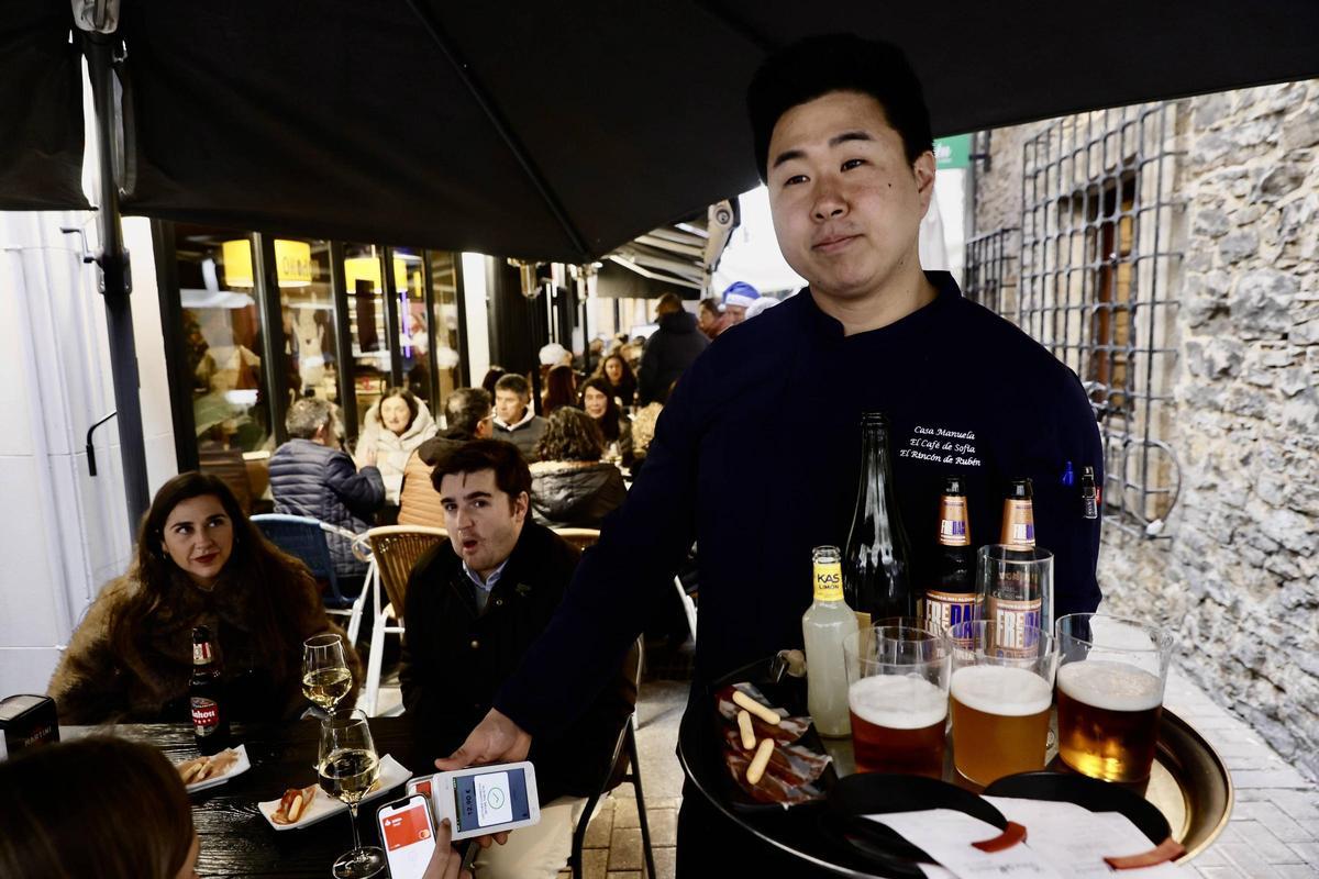 El vermú de Nochevieja, la antesala festiva para despedir el año en Gijón: “Este es un plan que nunca falla”